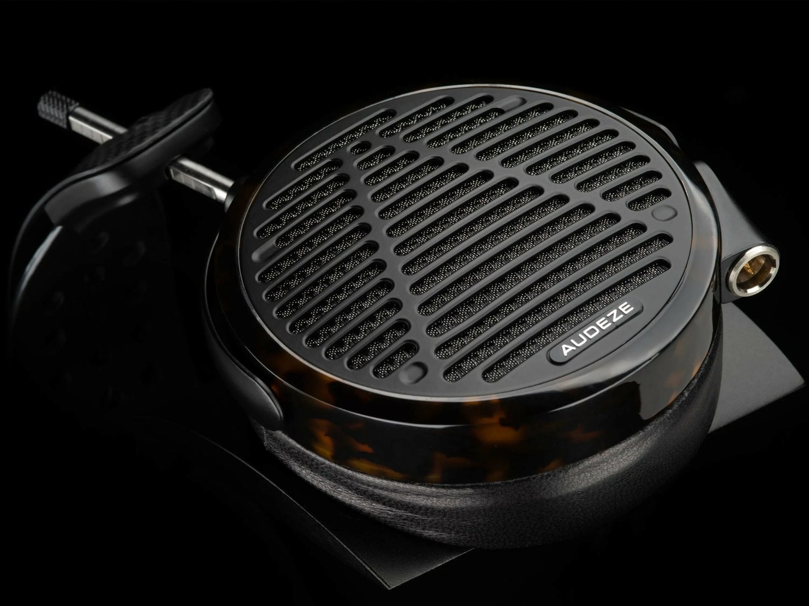 The new sculpted earpads and acoustically transparent mesh are designed to minimize reflections and resonance