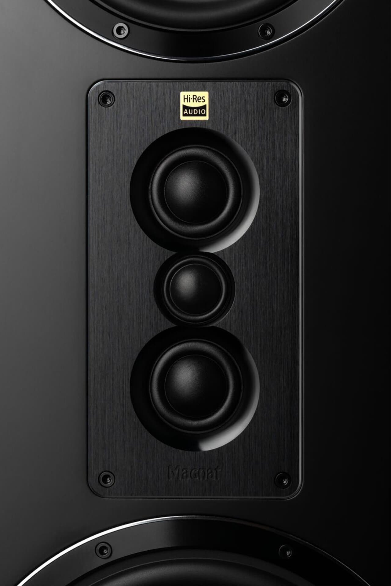 The tweeter unit of the Magnat Signature 999 consists of three drivers, and the upper limit frequency is specified to be 55 kilohertz.