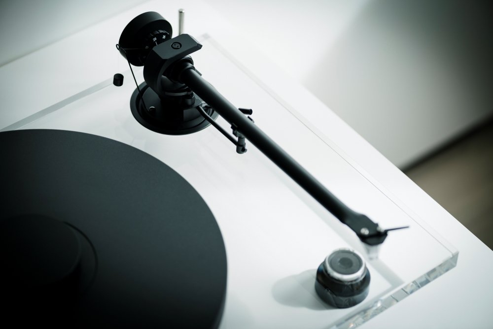 The XA B features a high-quality 10-inch aluminum tonearm with a solid bearing construction. (Image: Pro-Ject)