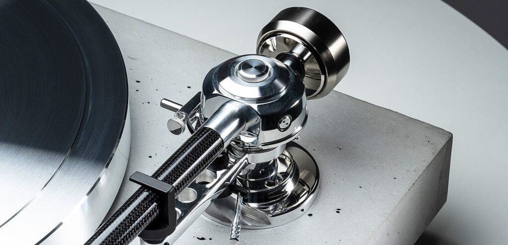 The 10-inch arm, called EAT C-Note, has a design that ensures high stability and low friction