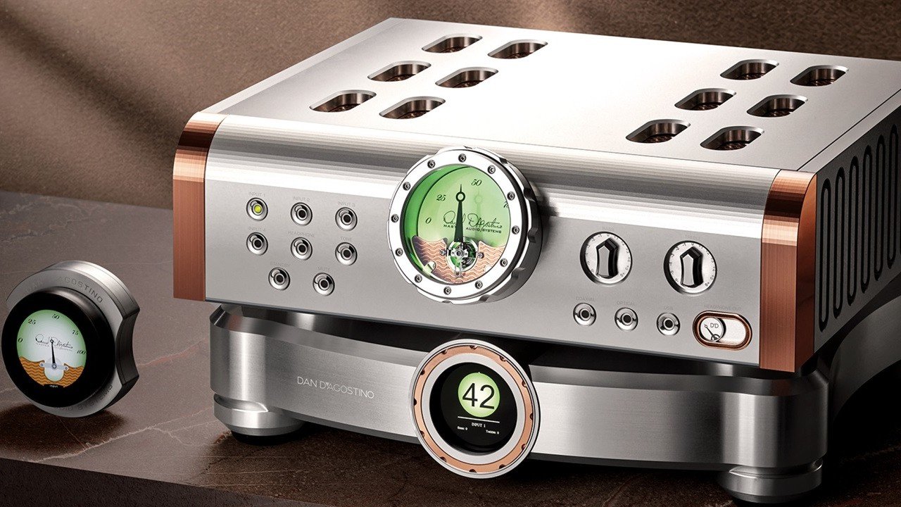 The Momentum C2 is a creation of two chassis, the main preamplifier and its external power supply. 