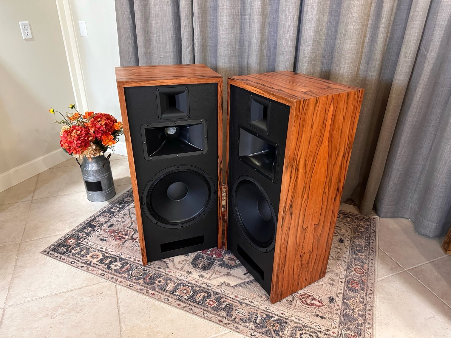 With a frequency response of 32Hz – 20Khz and a sensitivity of 99db (2.83v/1M), Lucera delivers glorious, full range, tactile sound from as little as a handful of amplifier watts