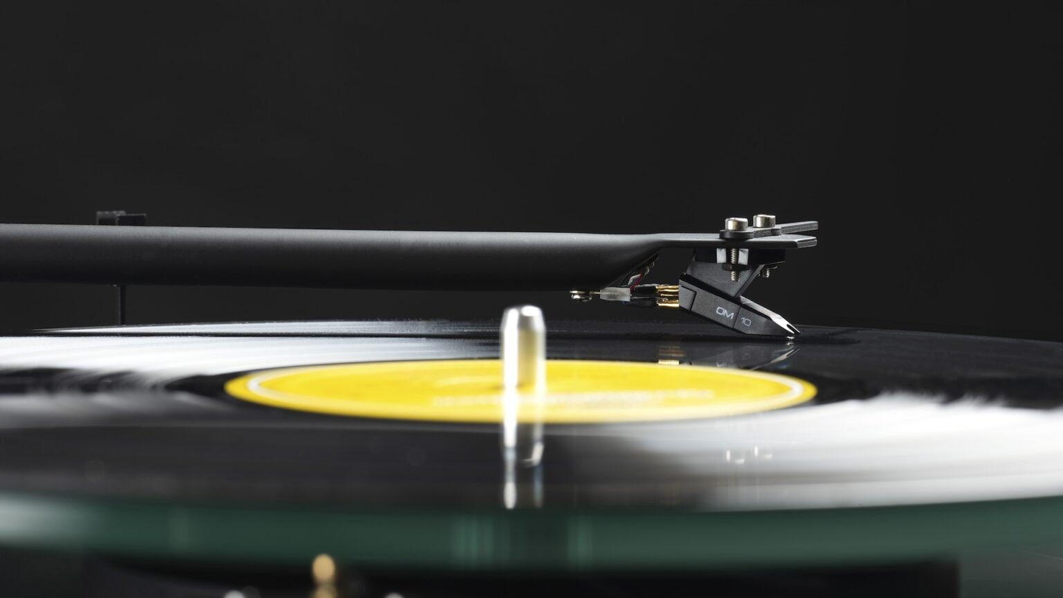 An Ortofon OM10 cartridge with diamond stylus tip is pre-mounted on the Pro-Ject T1-Evo tonearm.