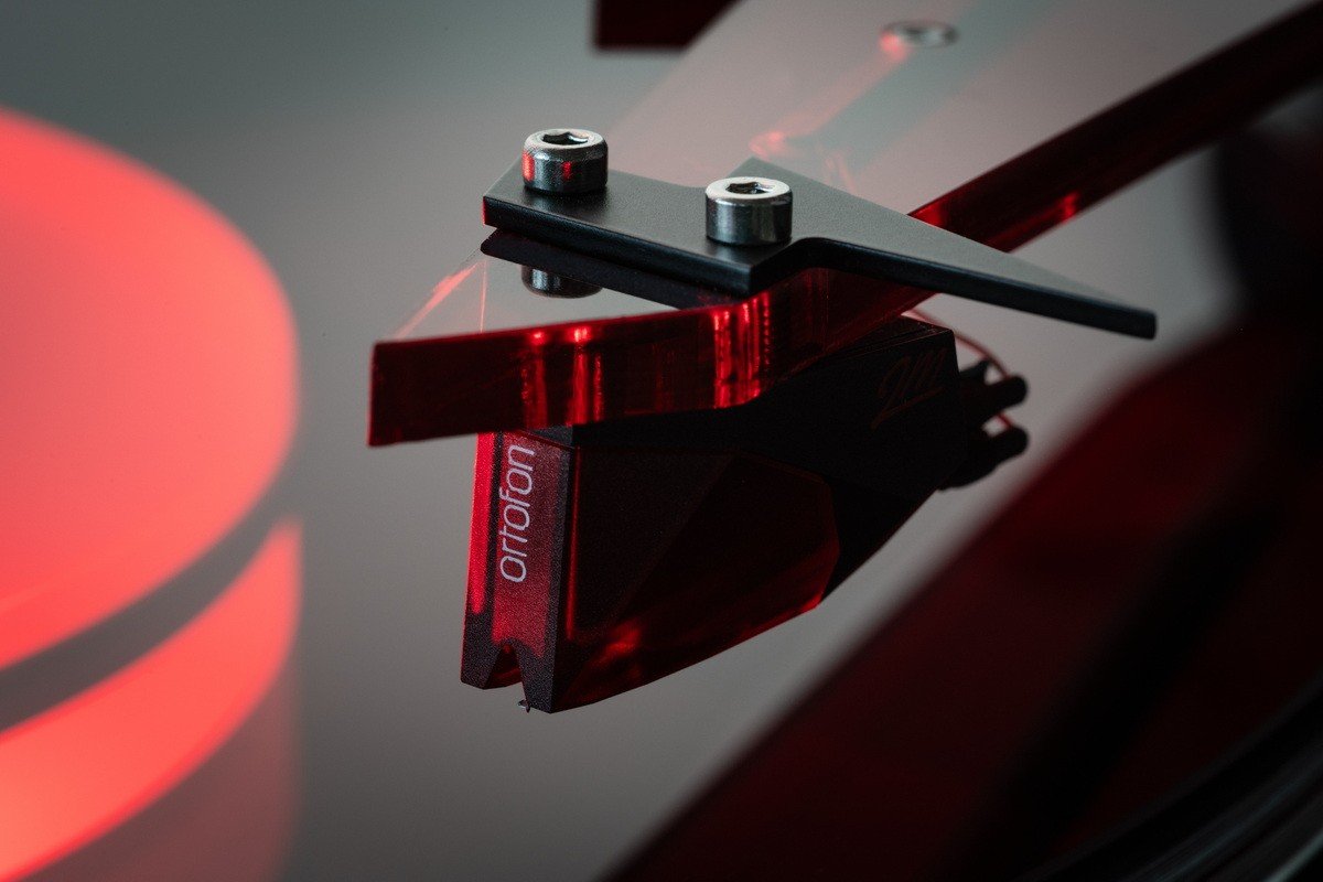 The factory-set and adjusted Ortofon 2M Red cartridge fits naturally into the color concept.