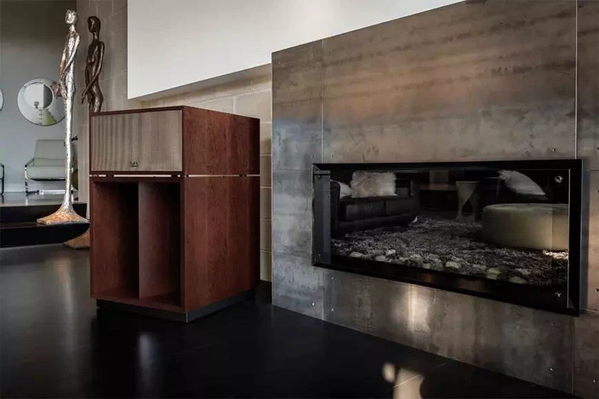 The Klipschorn AK7 and Klipsch La Scala AL6 now feature Klipsch's classic Tractrix technology for even greater sonic precision. 