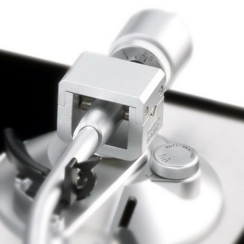 The correction circuit utilizes low-noise operational amplifiers, specifically the NJM8080, ensuring minimal distortion and delivering high-quality, balanced audio.