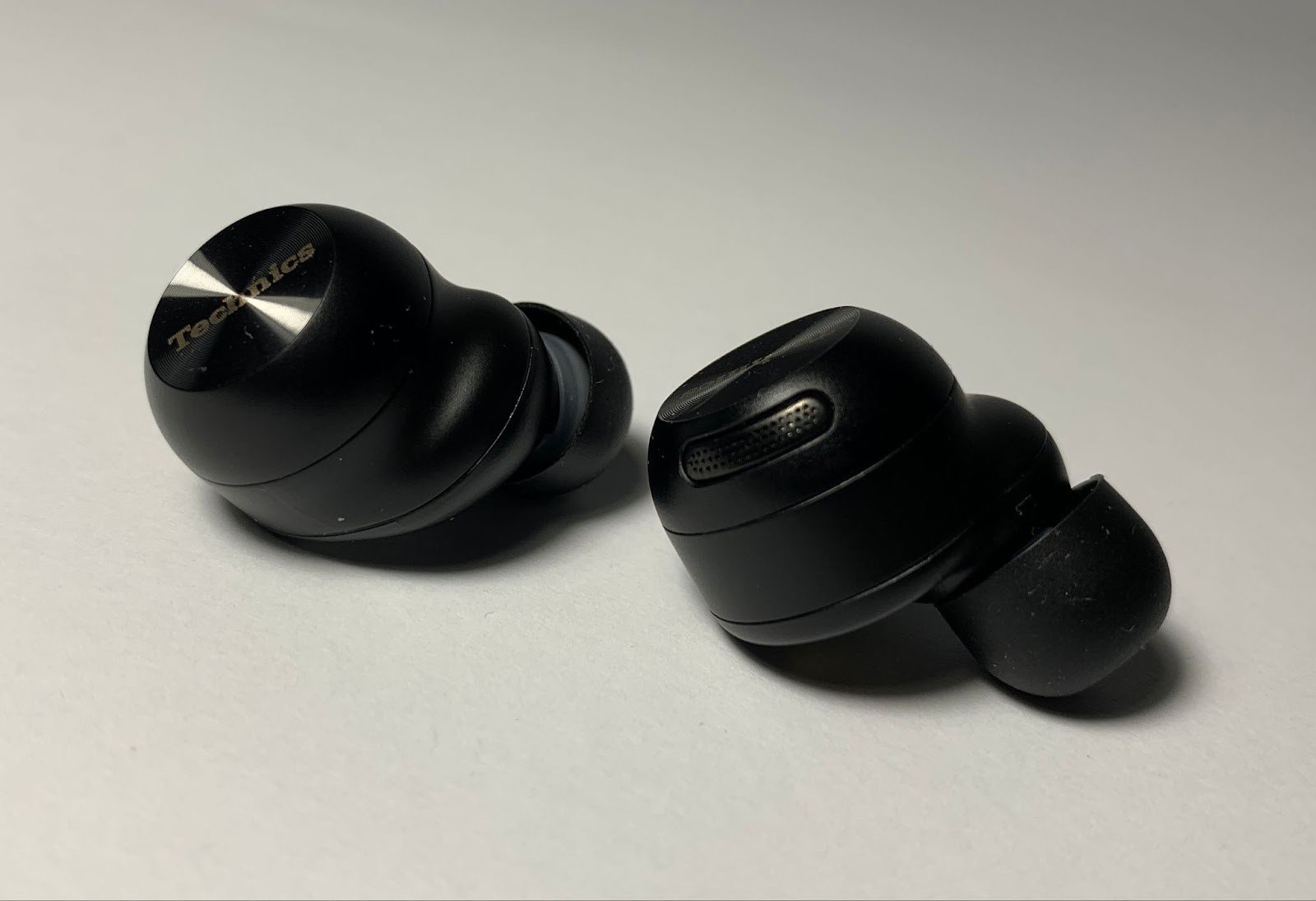 The Japanese remain true to their traditions in sound tuning: once they have chosen a direction, they are in no hurry to deviate from it, instead they improve the nuances and gradually make the product even better. 