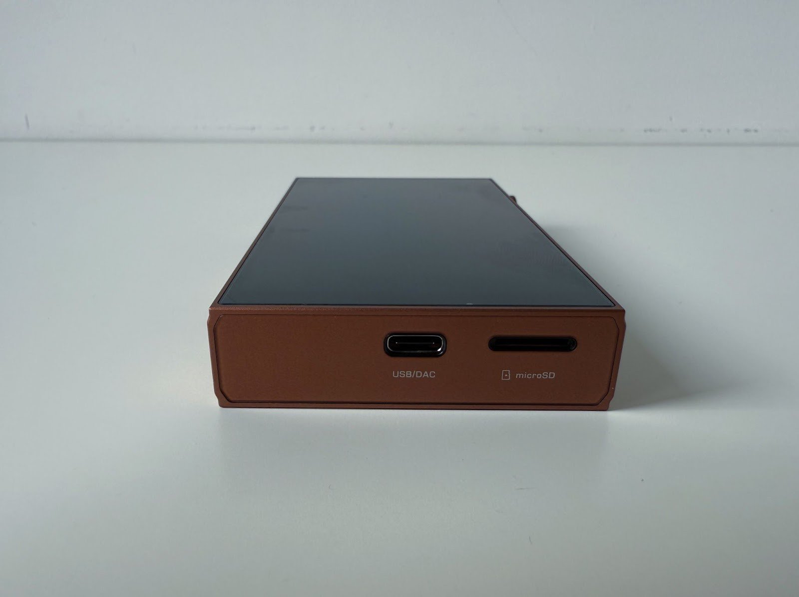 On a single charge, the Shanling M3 Plus lasts up to 14 hours with an unbalanced connection, up to 11 hours with a balanced connection. 