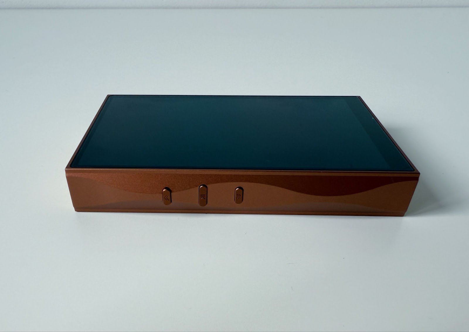 We have a Sharp 4.7-inch 1280x720 touch display, 3 physical buttons for switching tracks and a volume wheel that works out pressing to start/lock.