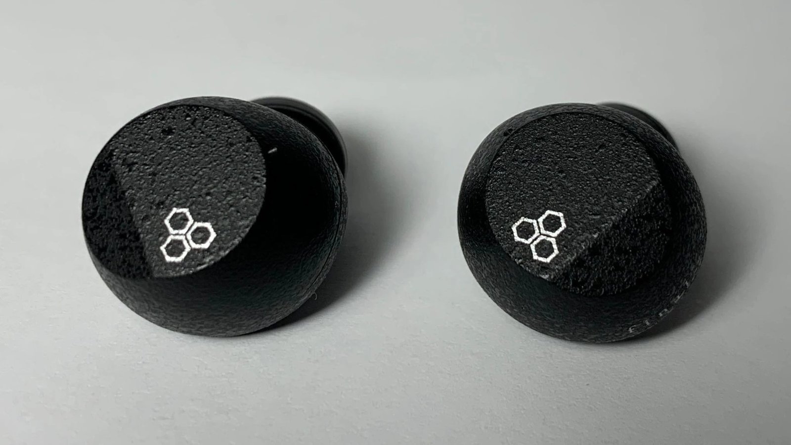 The sound can be described as emotional, with a pronounced V-shaped presentation. The low frequencies are well highlighted, but the highs are even more accentuated, while the mids remain a little in the shade.