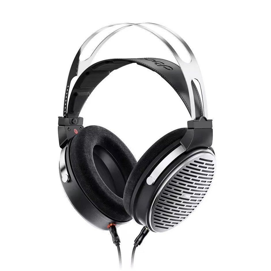 The soft velvet ear pads with memory foam are easy to remove and clean. The material is pleasant to the touch and retains its shape with regular use.