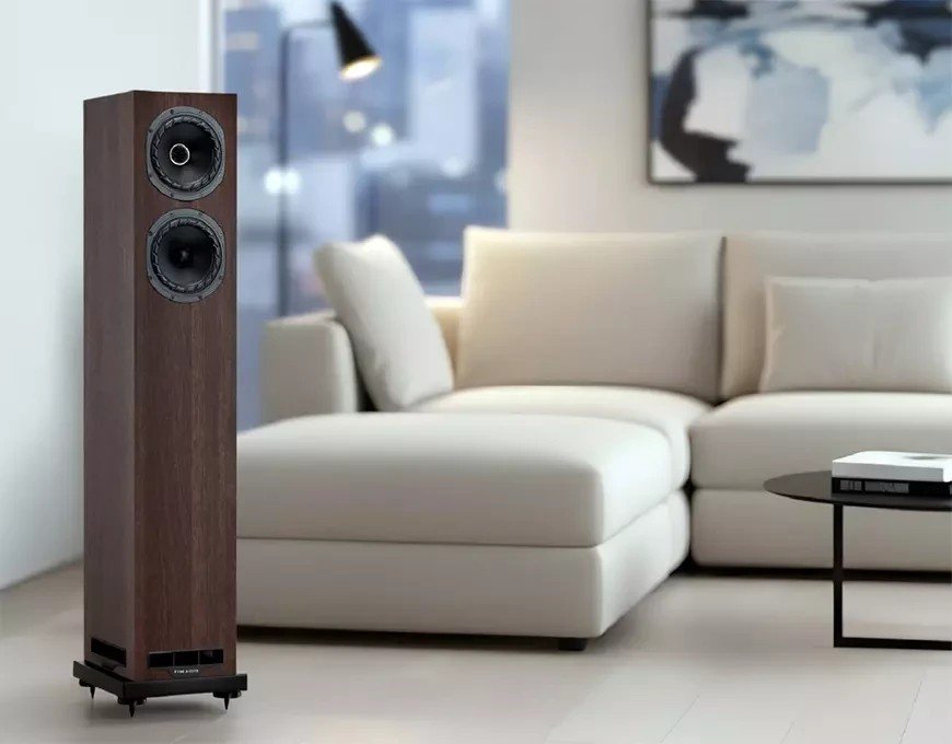 The IsoFlare emitter is complemented by a 125mm bass driver and the BassTrax Tractrix system, which converts energy from the bottom port into a smooth, 360° low-frequency wavefront.