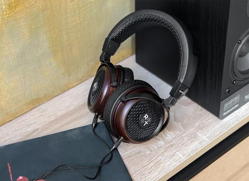 A detachable cable, convenient side markings, and a 6.3mm to 3.5mm adapter make connection simple. 