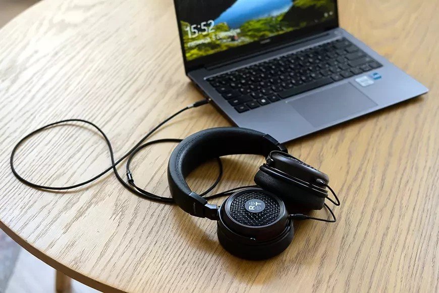 The open acoustic design of the Radiotehnika Feylon headphones provides a spacious soundstage, and the combination of wood and metal in the earcups provides the necessary level of reliability. 