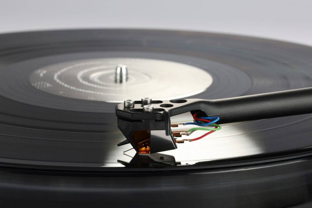 The Nd9 utilizes a new, symmetrical generator that works with miniature, parallel coils wound with 38-micron wire. 