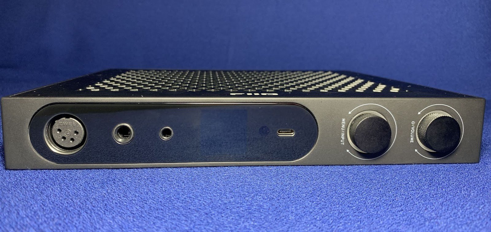 2 wheels that are combined with a button, around which there is a backlight that can change depending on the sampling frequency. 