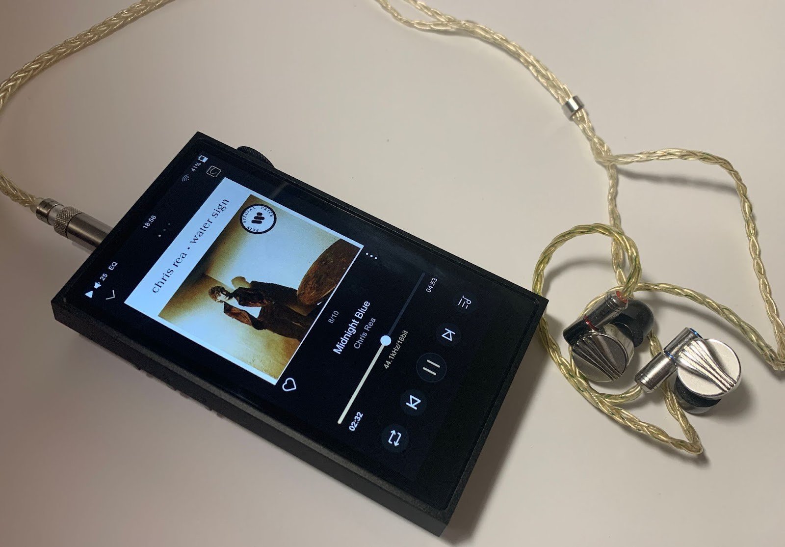 The player did not radically change the character of the FD5, but made the sound more comfortable, while retaining all the main strengths of the headphones. 