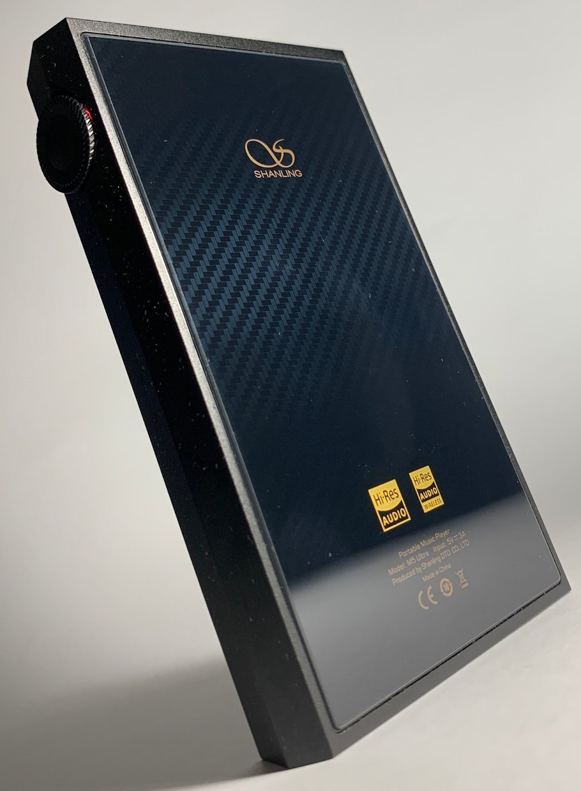 The weight and dimensions of the device are optimal: it weighs about the same as a modern smartphone, and the dimensions are even smaller, if you don't take into account the thickness, which is about 2 cm. 