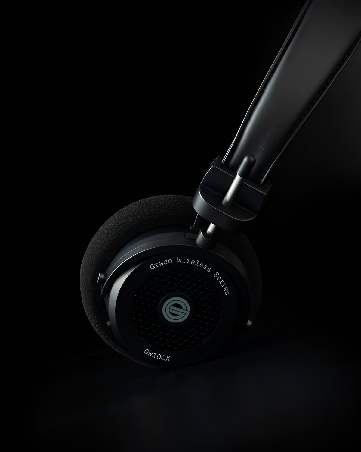 Once you put them on, they are a product that stands out with its retro yet hip feel, and I hear that there are actually a lot of young people who are looking for them.