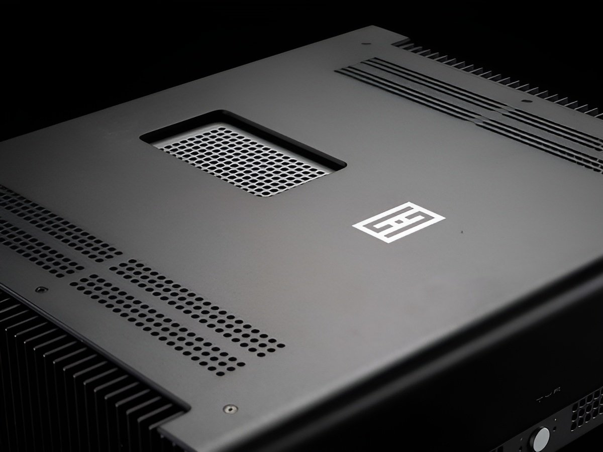 Perforations are drilled throughout to ensure efficient heat management, and there are plenty of reliable heatsinking fins on the left and right.