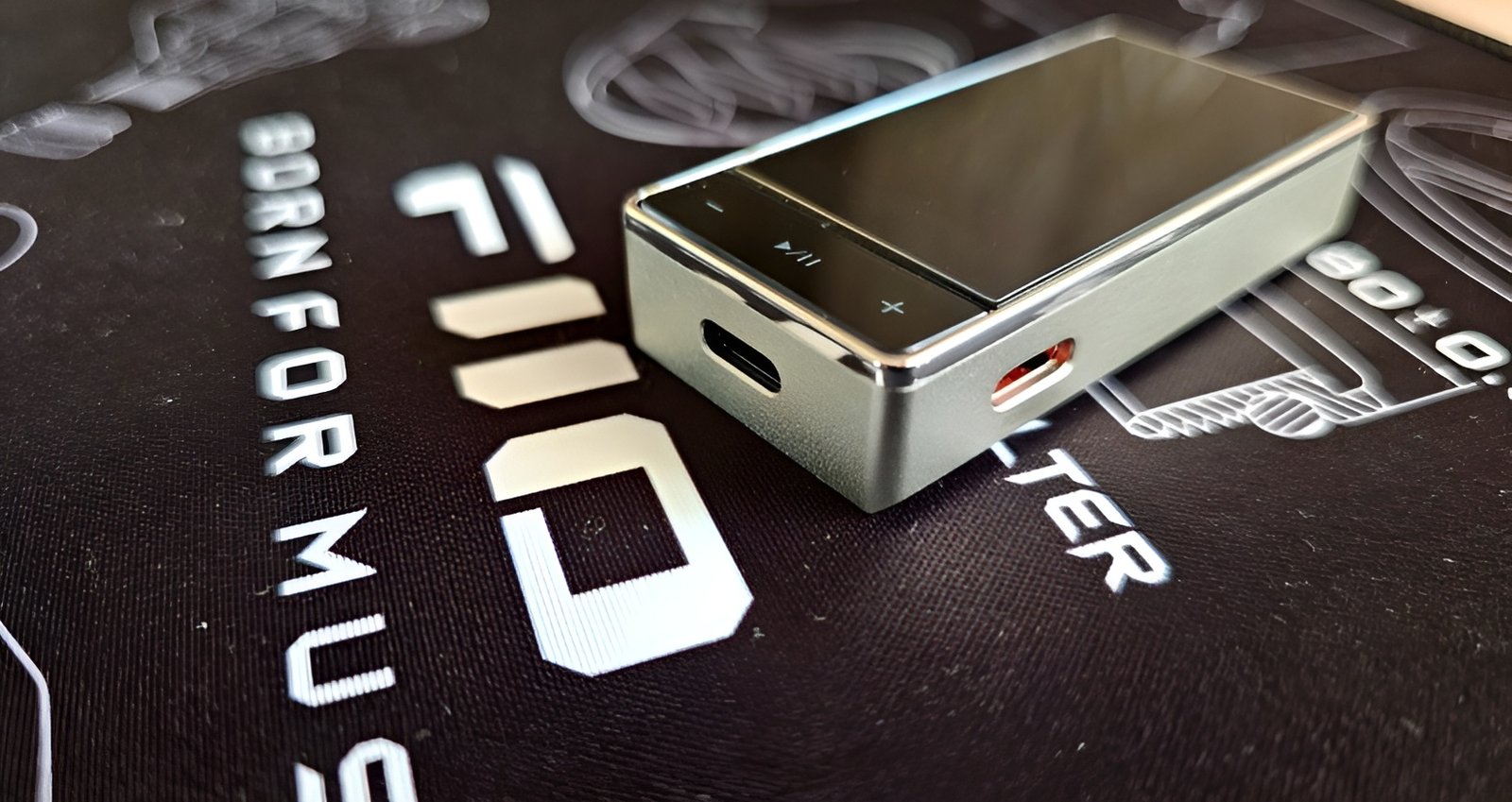 In shape, the FiiO QX13 is a parallelepiped with rounded edges.