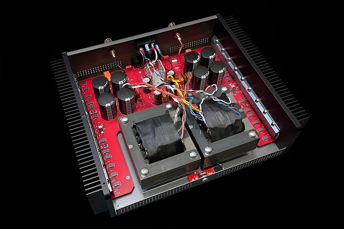 This amplifier is said to be a completely original product that combines the best of modern and past technologies, and boasts a powerful output of 200W into 8Ω and 350W into 4Ω, enough to easily drive almost any speaker.