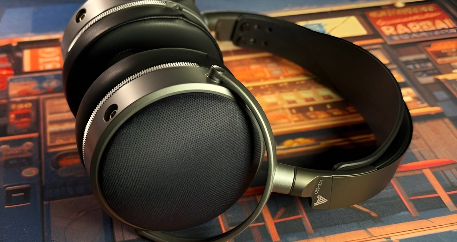 These headphones have a noticeably wider stage precisely thanks to SLAM technology