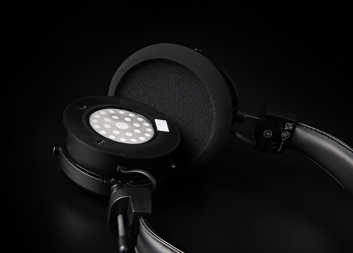 The 44mm unit has been redesigned with a magnetic circuit, voice coil, and diaphragm almost entirely redesigned. 