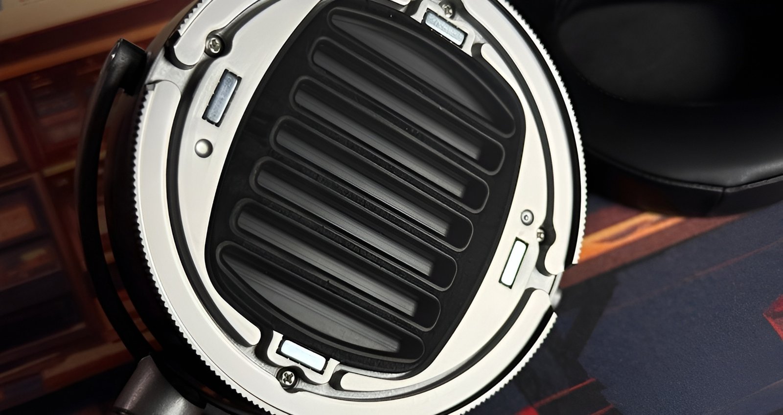 Being by definition closed headphones, the Audeze LCD-S20 has almost all the advantages of partially closed headphones and does not have their disadvantages.