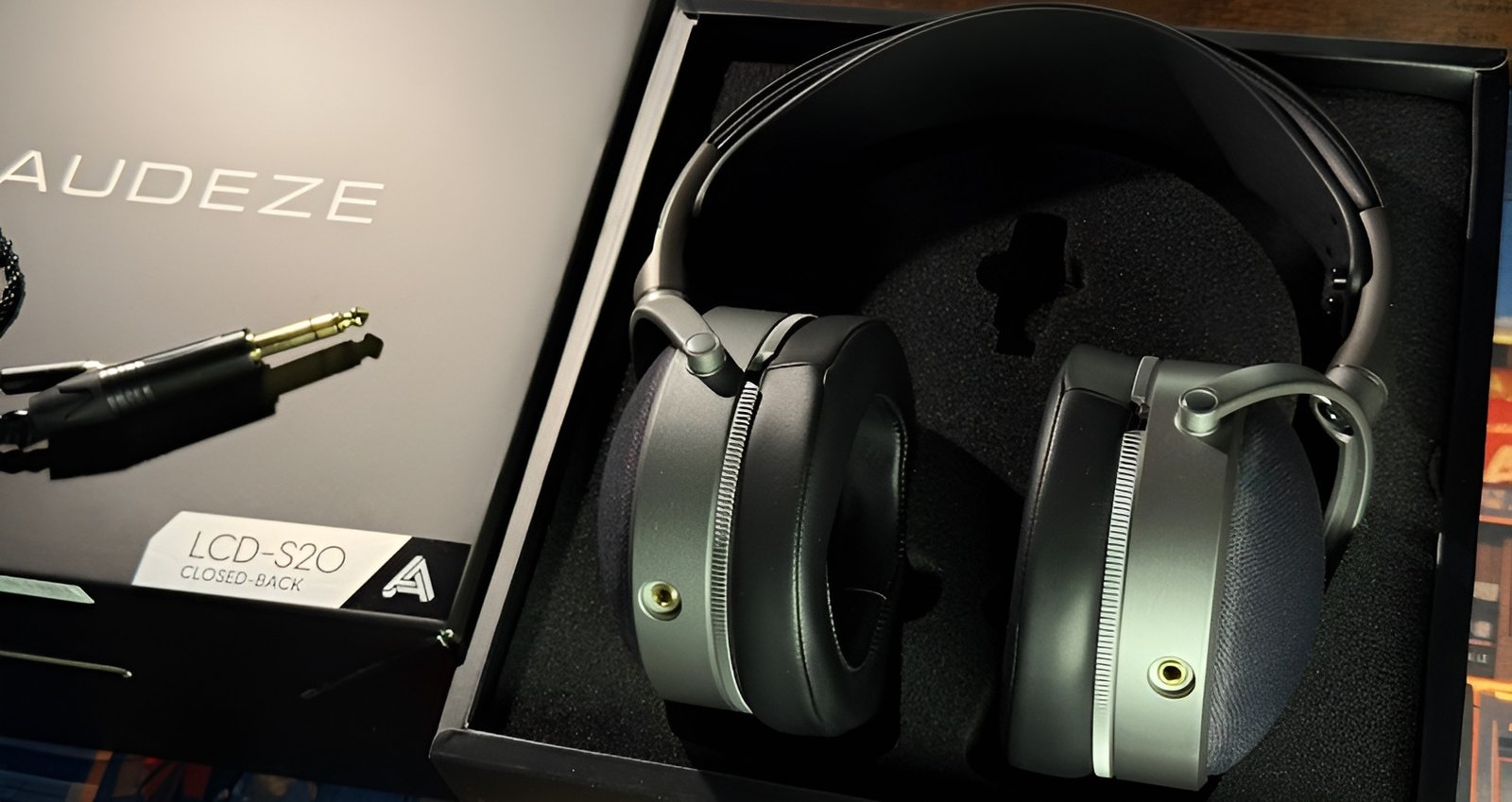 The box from the Audeze LCD-S20 turned out to be quite familiar - we saw it on both the Audeze Maxwell and the MM-100.