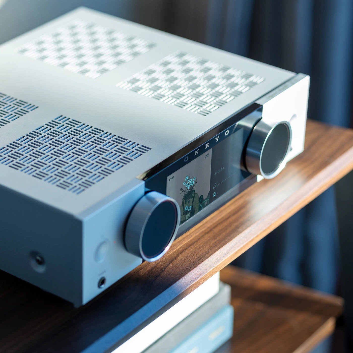 A signature element of the Muse series is the 5.46-inch color screen, which can display album art, track metadata, and analog VU meters. 