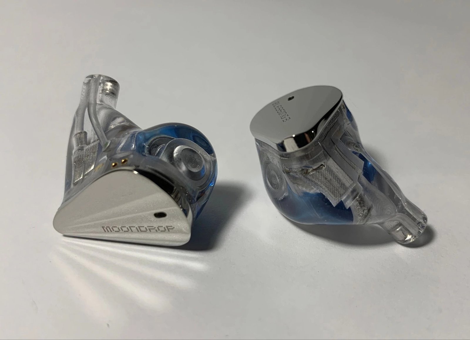 The headphone housings themselves are slightly larger than average in size — I’ve seen noticeably more massive solutions in my life. 