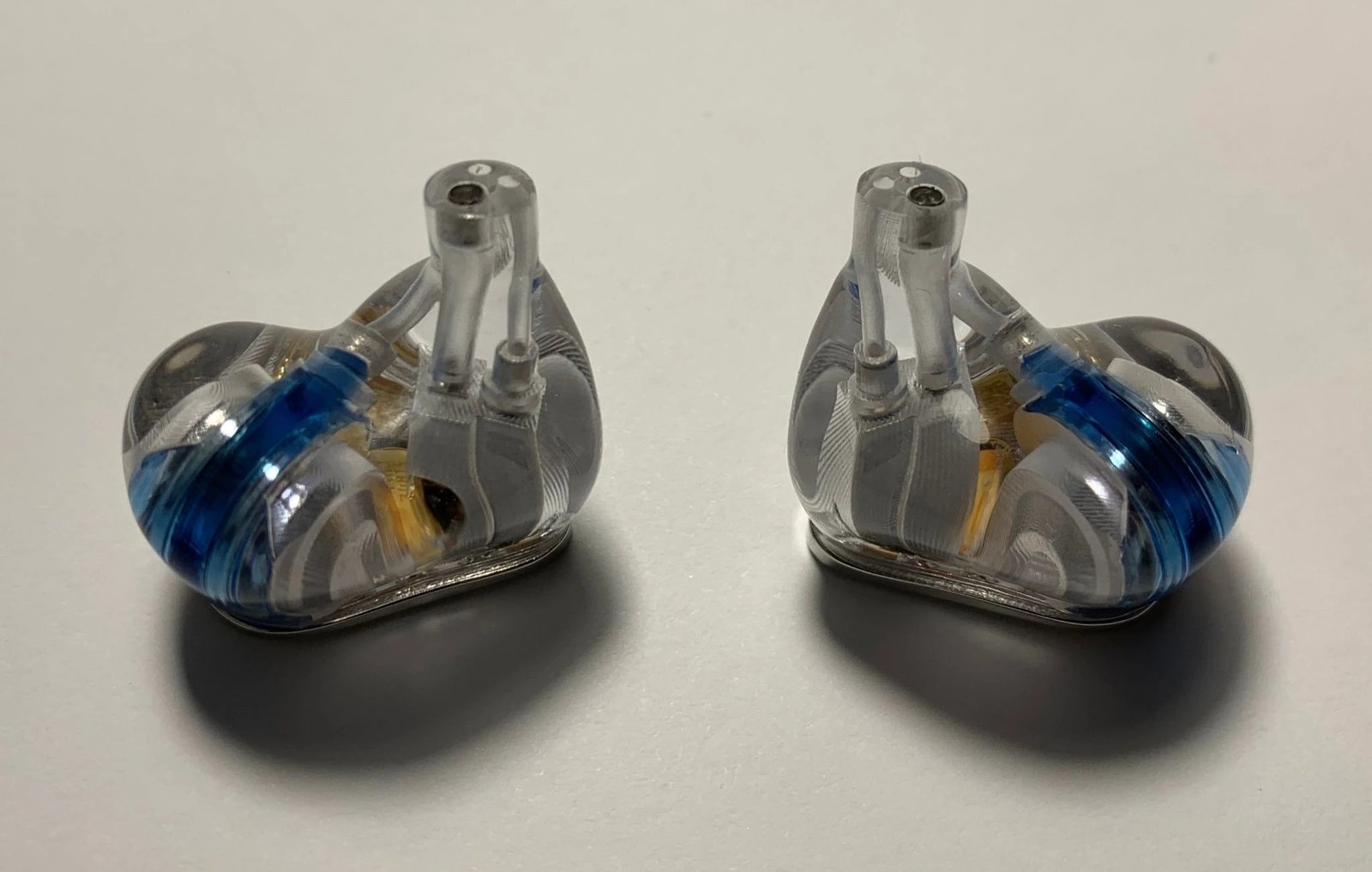 Overall, the design of the headphones is quite specific, but I liked it. It is a successful combination of metal and transparent high-quality medical plastic, which should not cause allergic reactions, and therefore discomfort.