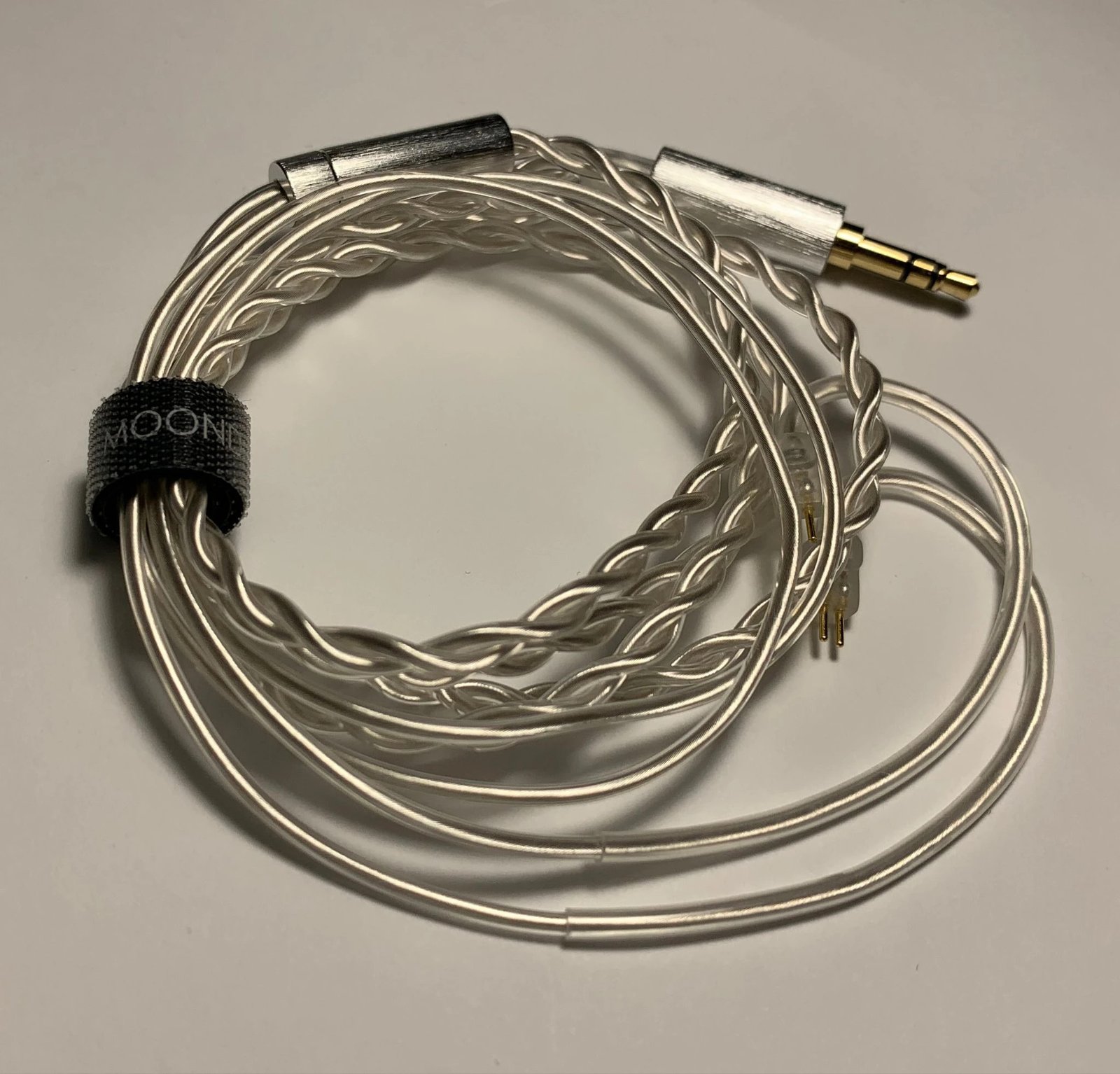 The headphone cable looks simple, but at the same time high-quality. It is a copper wire covered with a thin layer of silver, which improves conductivity, emphasizes detail at high frequencies and reduces signal loss, although at a length of 1.2 meters these losses are already minimal.