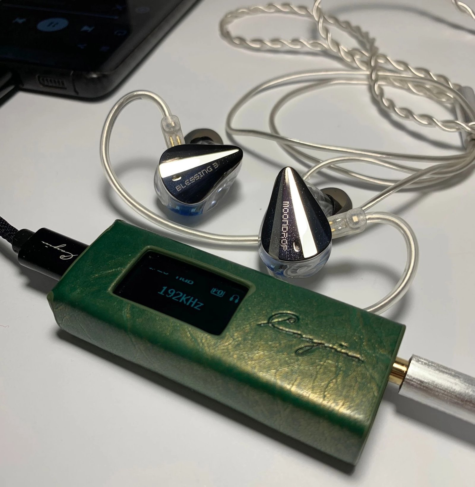 The headphones have a surprisingly even and almost perfectly balanced presentation. This is definitely not an option for fans of bright, emotional and "catchy from the first notes" presentation. Here the sound is restrained, mature and very detailed, which encourages you to listen to music thoughtfully and calmly, paying attention to the nuances and structure of the compositions.