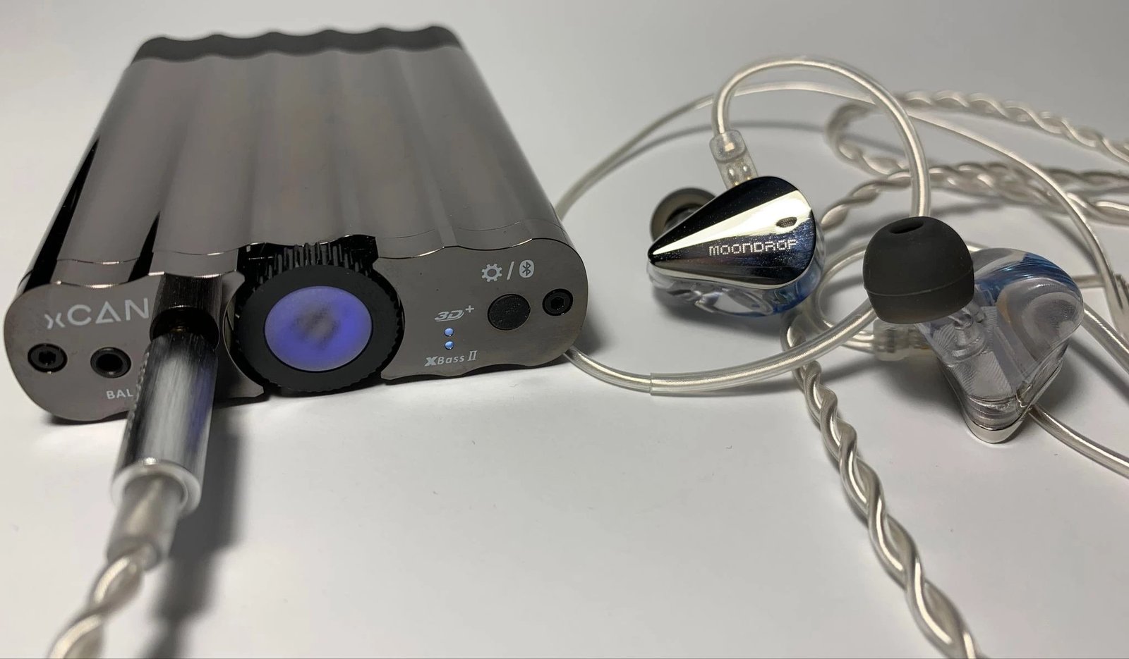 I listened to the DAC in wireless mode via the aptX codec, with the proprietary 3D+ and XBass II filters activated. It was these processings that made the headphones sound more emotional: the delivery became less smooth, but much more spectacular - just the way I like it.