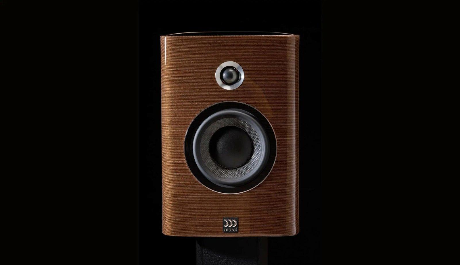 The SOPRAN 622 is available in a range of beautifully painted and natural veneer finishes, with several woodgrain and epoxy color combinations. 