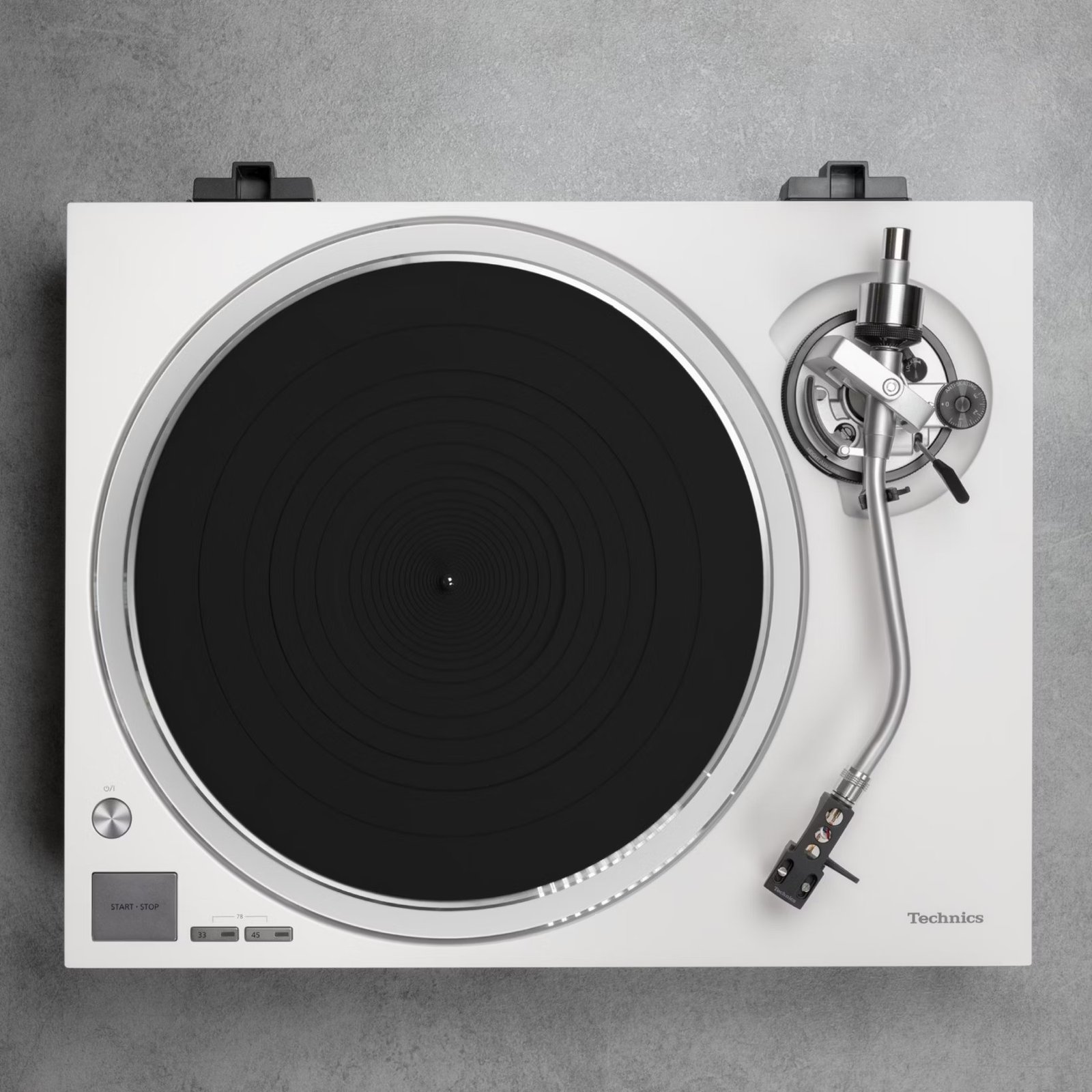 The SL-1500C features a simplistic, timeless design devoid of unnecessary frills, while retaining the superb operating feel that is a Technics tradition.