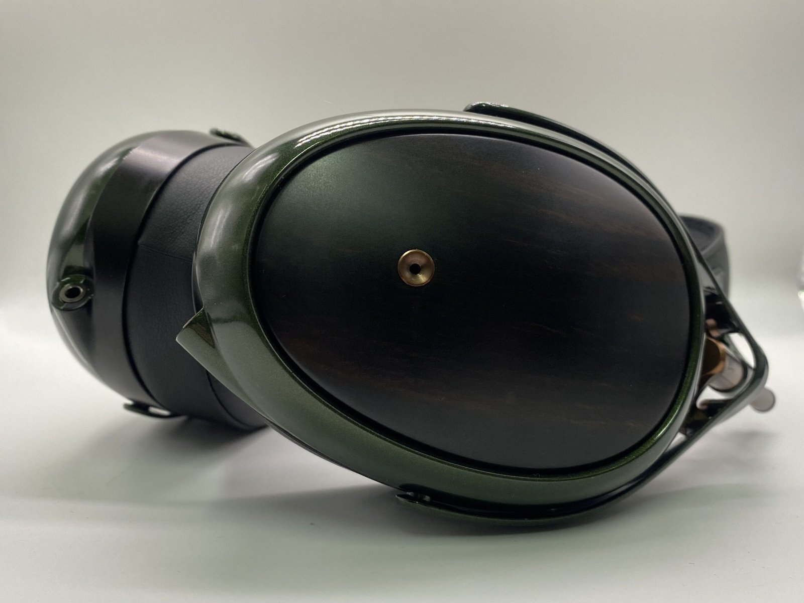 At the heart of the Meze Audio Strada is a 50-millimeter dynamic driver, derived from the one in the 109 PRO, specifically tuned for sealed enclosure use.