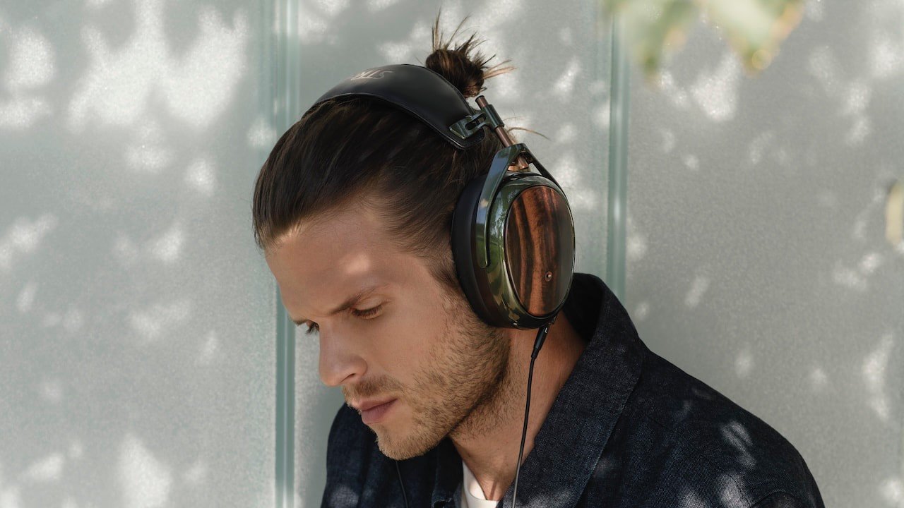 The headphones feature a fully serviceable construction with replaceable parts, intended to extend the product's lifespan. 