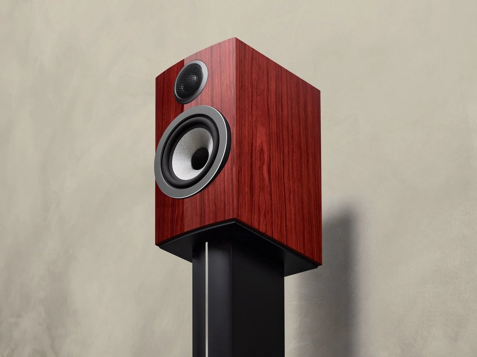 The specified frequency range is from 50 Hz to 28 kHz (-3 dB), and the sensitivity is 84 dB (2.83 volts/1 meter). The manufacturer recommends using an amplifier of at least 30 watts.