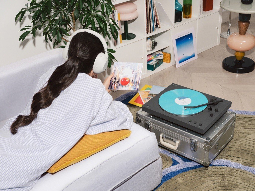 Both turntables are delivered ready to play, including cartridge and dust cover. 