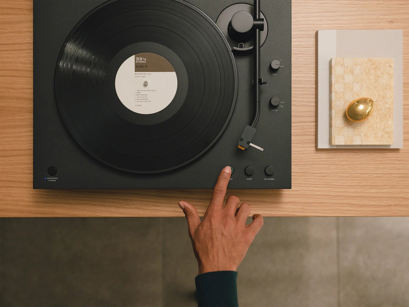 With a high-quality audio output for wired listening and a refined, minimalist design, the turntable fits seamlessly into both the listening experience and the interior.