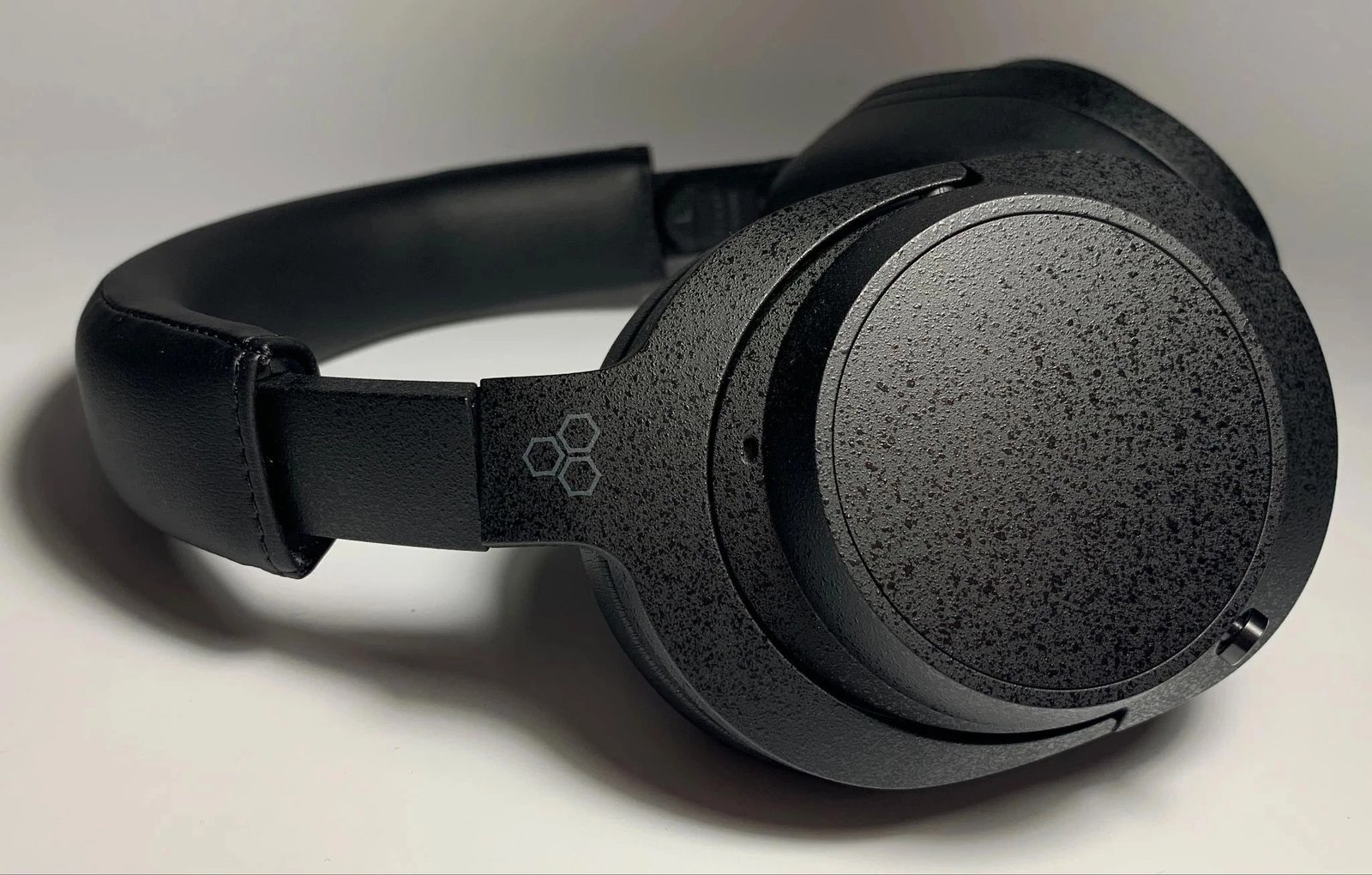 Final Audio UX5000 is a full-size wireless closed-back headphone from a Japanese brand that specializes exclusively in audio and does not branch out into related categories.
