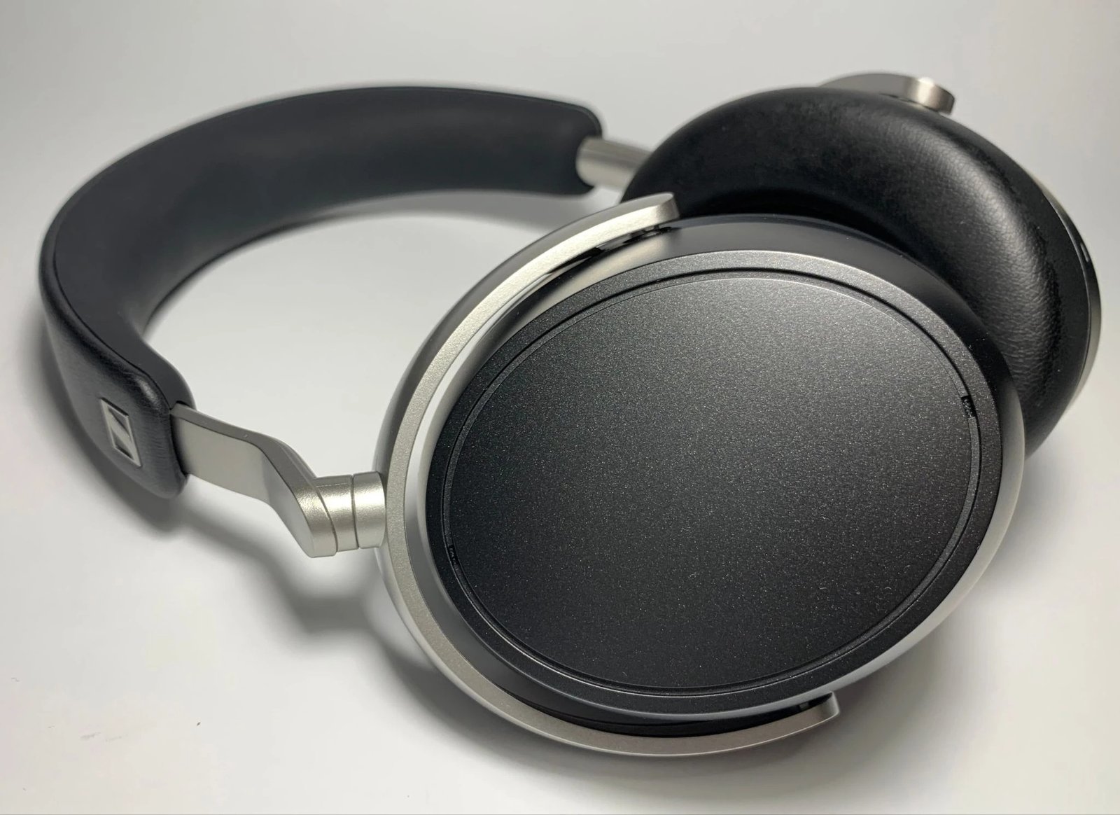 The main feature of the HDB 630 is a unique parametric equalizer in the proprietary application, which is still not offered by any other manufacturer in a full-size wireless format. 