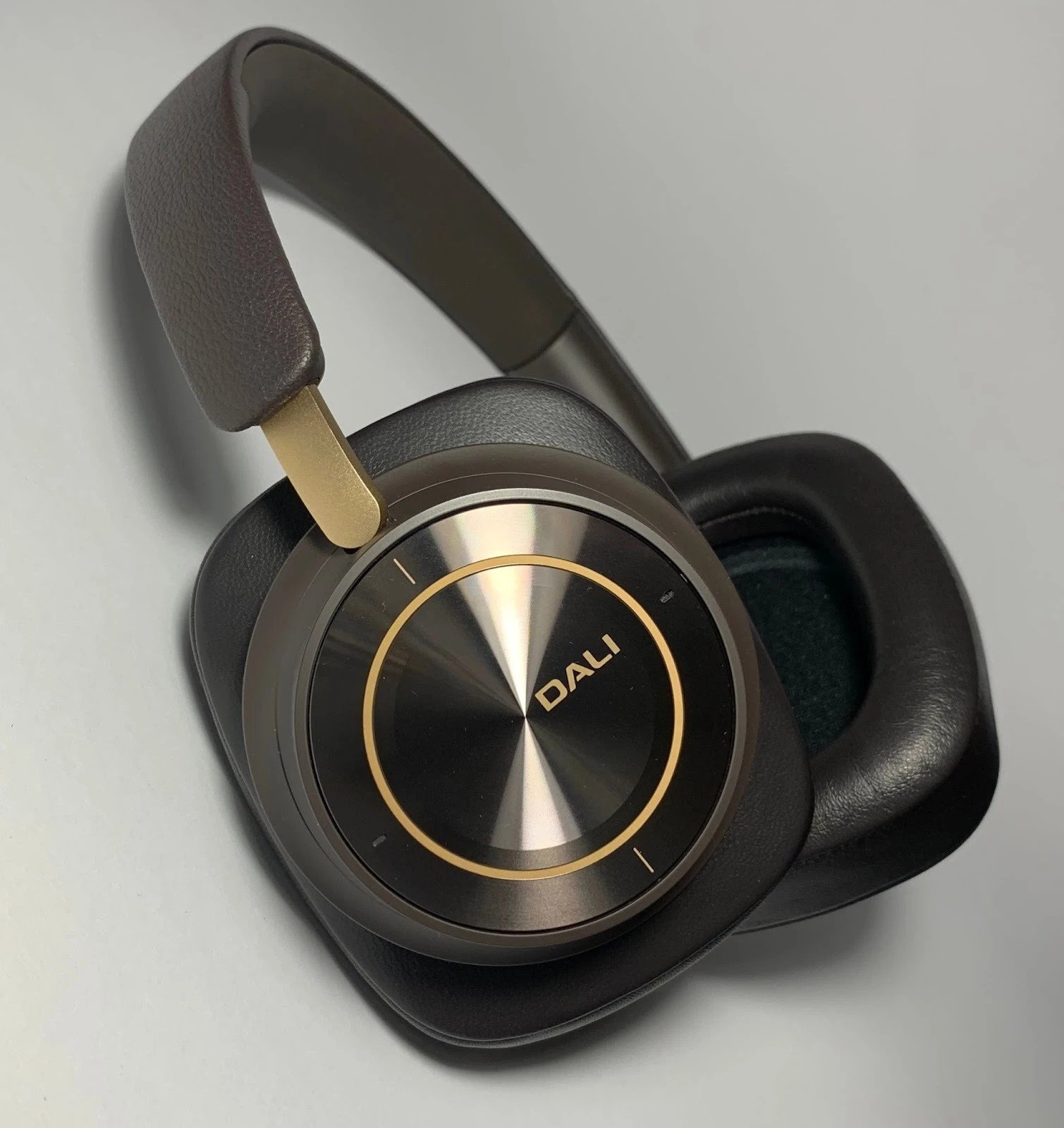 The main philosophy of DALI IO-12 is maximum concentration on sound, not on additional features.