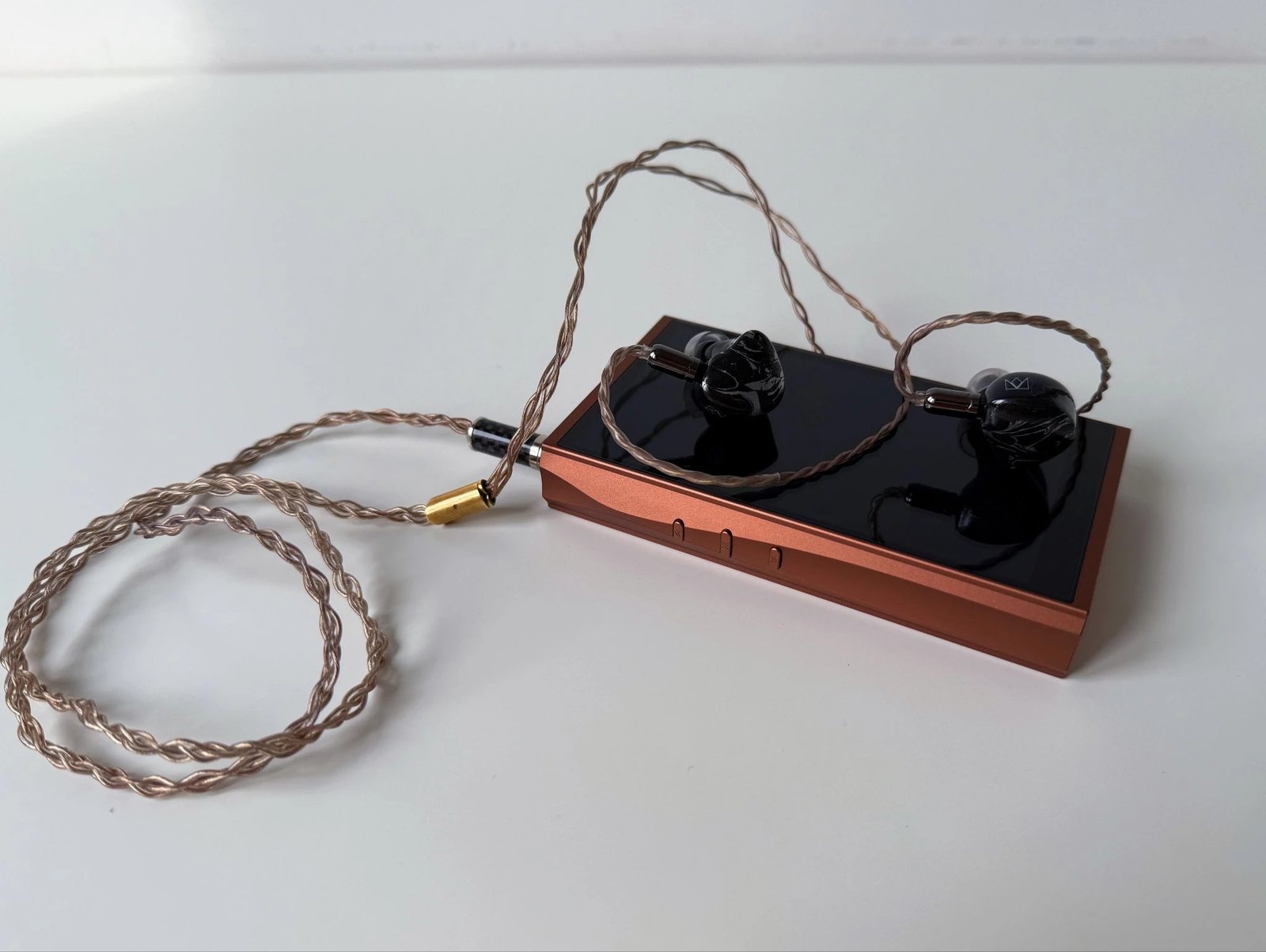 The main testing was carried out on Focal Utopia, 64 Audio tia Fourte, Noble Khan, Shanling Regal, HiFiMAN Arya Stealth Magnet and Astell&Kern X Ultrasone Virtuoso headphones 