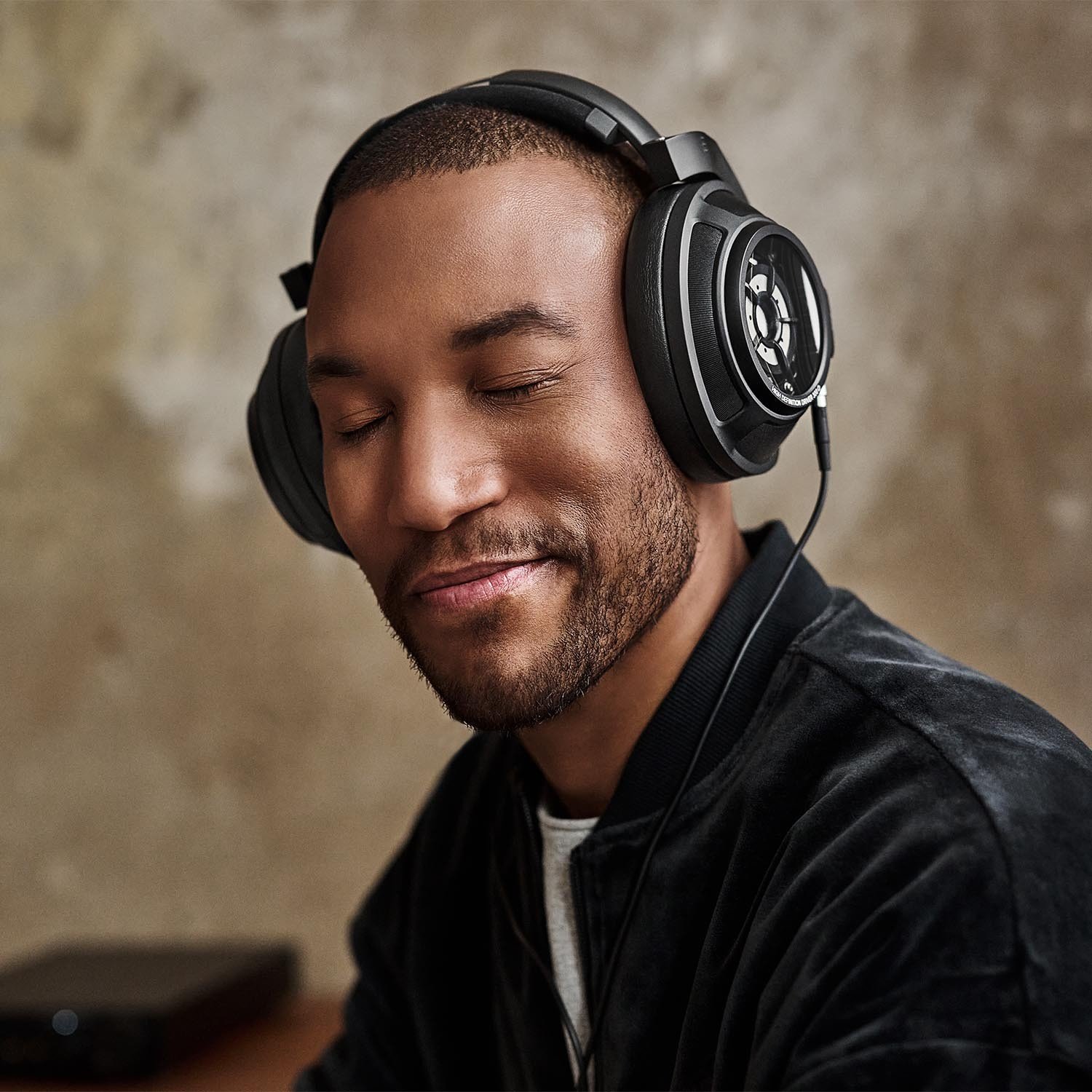 The lightweight construction with large, hand-sewn ear cushions in microfiber gives you fantastic comfort, and all materials and technical solutions have been chosen with full focus on ensuring that you get optimal results with the very best hi-fi equipment on the market.