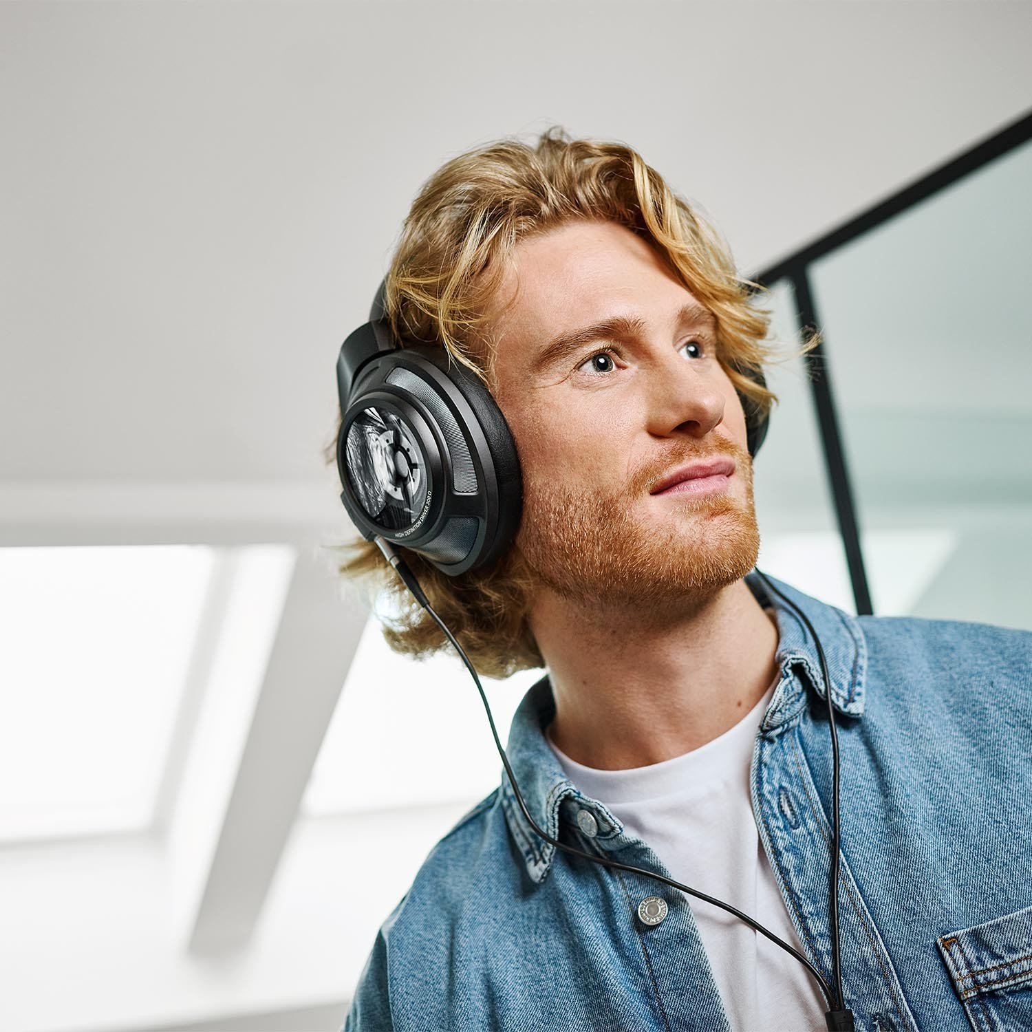 The padded headband is made of metal with built-in dampers, and a large part of the mechanical construction is made of exclusive and ultra-strong synthetic materials taken from the aerospace industry.