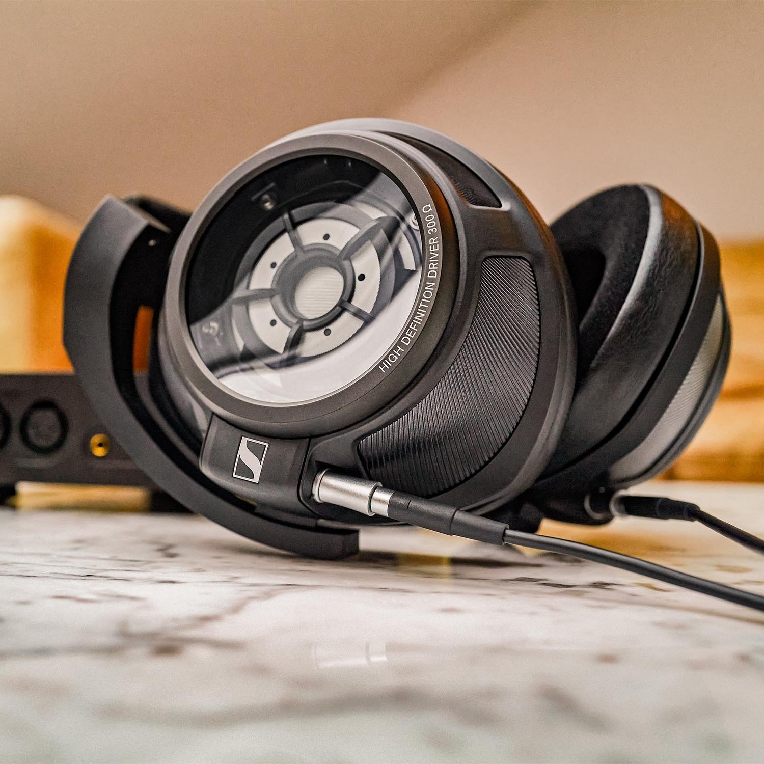 The HD 820 has an impedance of 300 ohms, which places quite high demands on the connected equipment. Therefore, they are primarily intended for use with a separate headphone amplifier or at least a high-quality headphone output on a desktop amplifier.